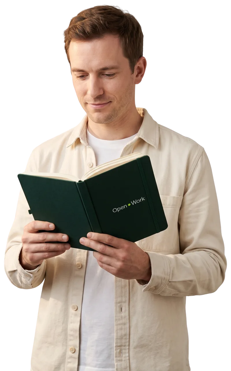 Consultant lisant le carnet OpenWork