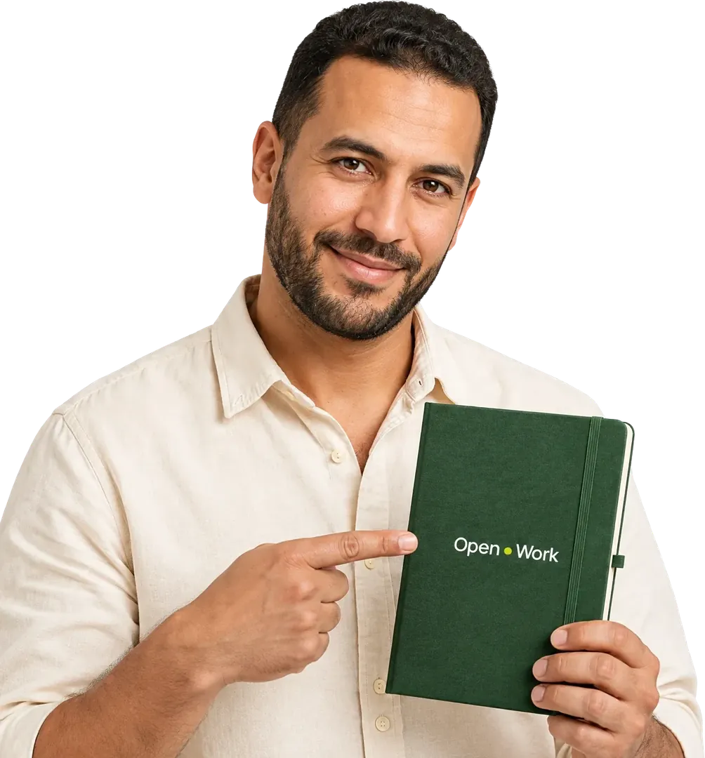 Consultant souriant présentant un carnet OpenWork